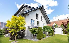 Haus-königin